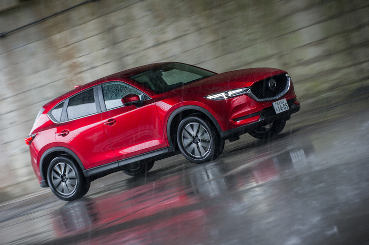 今回の改良では、ディーゼルエンジンを「CX-8」から導入が進められている最新のものに変更したほか、ガソリンエンジンも大幅改良。2.5リッターガソリンエンジンには、マツダ初となる気筒休止システムが採用された。