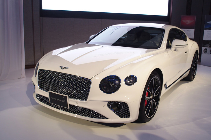 日本初公開となった、ベントレーの100周年記念モデル。ゴールドをあしらったエンブレムなどを標準パッケージとして採用。