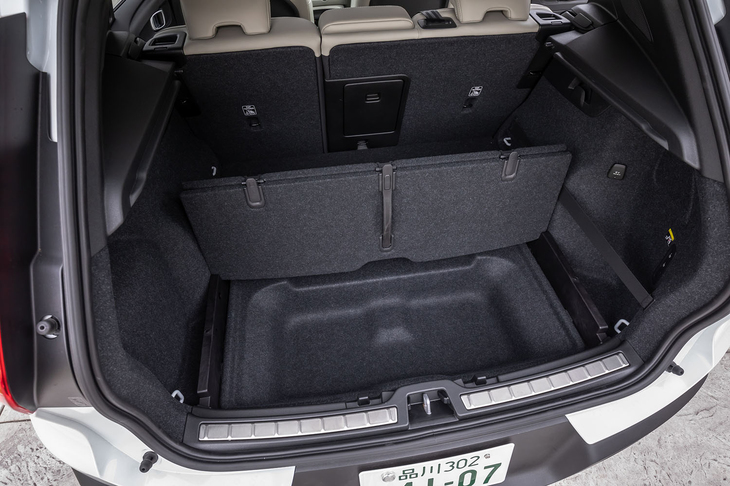 荷室には、ワンタッチ式の後席格納機構や仕切りとしても使えるフォールディング機構付きのフロアボードを装備（ともにベースグレードを除く）。高い機能性を備えている。