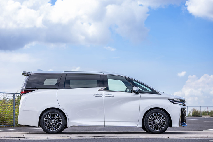 「ヴェルファイアZプレミア」のボディーサイズは全長×全幅×全高＝4995×1850×1945mm、ホイールベースは3000mm。全長が45mm増となった以外は、従来モデルと共通である。