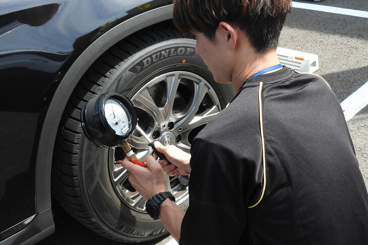 公道試乗では、テストコースを走ったときとタイヤの印象があまりに違うので驚いた。一度配車場に戻り、タイヤの空気圧を確かめてもらったほどだ。（もちろん空気圧は適正だった）