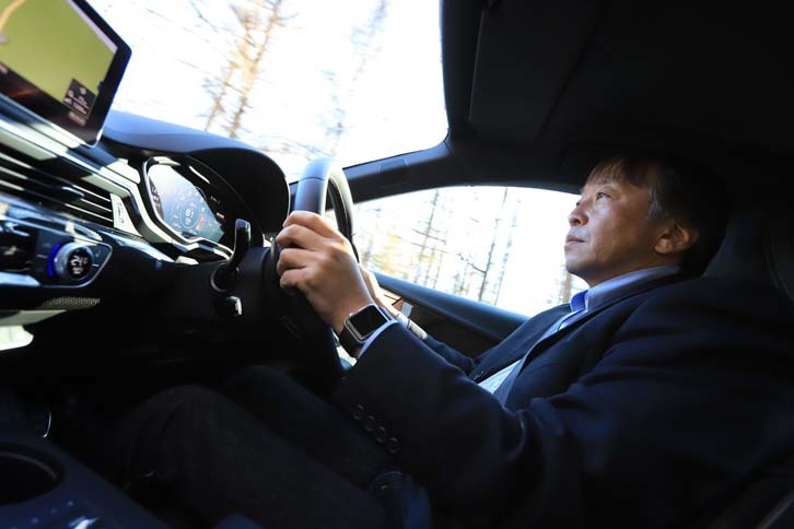 「S5スポーツバック」をドライブする筆者。このクルマと出会ったことで、それまで諦めかけていた“クーペがある生活”が、再び始められるのではないかという、希望にも似た思いが生まれた。