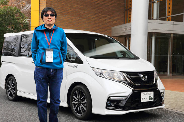 ご夫婦で「ミニバン試乗」コースに参加した渡辺高行さん。スポーツカーを中心に乗り継ぎ、今は、「ルノー・ルーテシア ルノースポール」が相棒だ。「ステップワゴン」の乗り比べを行うと、標準車と「モデューロX」は明らかに違い、「モデューロXではしっかりした走りが感じられた」という。そして、「ただ、モデューロXの足にはもっとフィットするタイヤがあるのでは？」という正直な感想も口にしていた。クルマ好きにここまで考えさせるのも、普通のミニバンとは一味違うモデューロXならではといえるだろう。