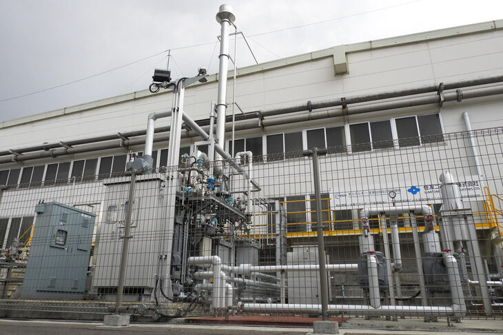 水素発生装置に隣接して設けられた、加硫工程に熱を送るボイラー。電熱装置を導入せず、わざわざ電気から水素を生成して燃料として使うのには理由がある。タイヤの加硫工程では求められる熱の変動が大きいので、レスポンスに劣る電熱装置では対応できないのだ。