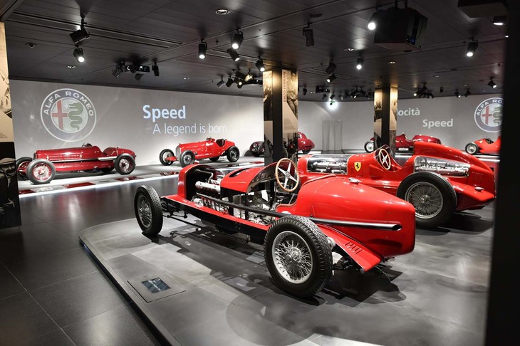 冒頭にも記した通り、ミュージアムの常設展示はスピード、ビューティー、タイムラインという3つに分けられている。この3つこそアルファ・ロメオのDNAだ。中でもスピードのコーナーはロッソ、赤色が充満してとても華やか。初モデルから参戦した同社の歴史のなかで、最も輝きを見せるのはヴィットリオ・ヤーノが設計者として加わった1920年代以降。数えきれない勝利を手にした。