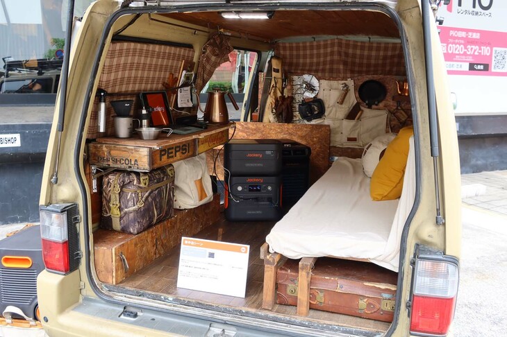 車中泊を想定した展示。ポータブル電源の新シリーズは、静音モードを選ぶことで作動音を（鉛筆の筆記音程度の）30dB以下に抑えられるため、睡眠を妨げられることもないという。