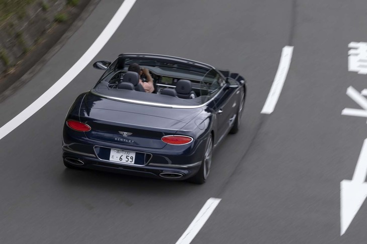 ソフトトップの開閉に要する時間はそれぞれ約19秒。トランクルームと後席背もたれの間にZ字型に折り畳まれて収納される。