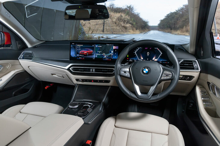 従来型から大きくイメージが変わったインストゥルメントパネルまわり。液晶メーターパネルとセンターディスプレイを統合した「BMWカーブドディスプレイ」が目を引く。