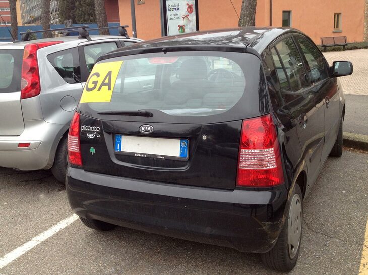 保護者付き運転中であることを示す「GA」のサイン。