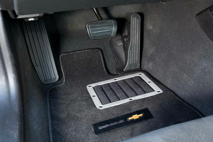 巡航時に、ちょうどよい反力で右足を支えてくれるアクセルペダルと、自然な操作感が特徴のブレーキペダル。なお「ファイナルエディション」では、フロアカーペットも専用品となる。