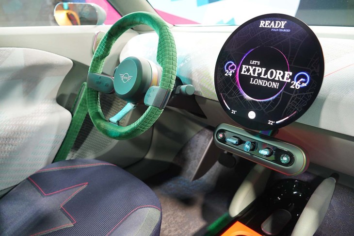 1959年にアレック・イシゴニスが描いたのと同様に、必要なものだけを備えたというダッシュボード。ステアリングホイールと丸いセンタースクリーン、わずかなトグルスイッチのみがレイアウトされる。