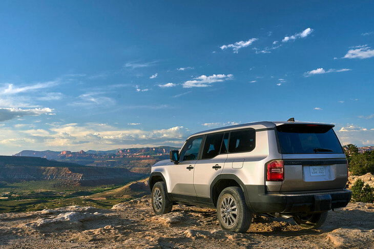 「ランドクルーザー“250”」（北米仕様）の後ろ姿。　
	清水「なんで北米仕様の写真なの？」　
	ほった「日本ではまだ、オープンな場所での250の写真や画像が公開されていないからです。正式発表・発売までの“じらし作戦”かもしれませんね」