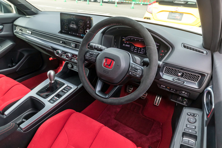 赤と黒のハイコントラストな内装色と、アルカンターラ巻きのステアリングホイールが目を引くインテリア。ダッシュボードの装飾パネルには、反射を抑える偏光ガンメタリック塗装を用いている。