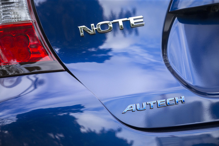 ボディーカラーは、専用色「オーロラフレアブルー」を含む全7色がラインナップされる。