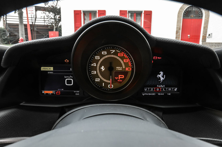 エンジン回転計を中央に据えるメーターパネル。目盛りは1万rpmまで刻まれている。