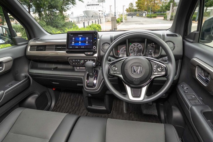 「スタイル＋ ビター」が目指したのはシックで落ち着いた「大人の世界観」。インテリアカラーは「チャコール」だ。