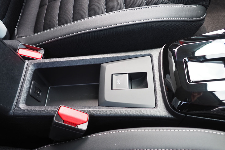 サイドブレーキの操作スイッチ。その後方にはUSB Type-Cポートが備わる小物入れが用意されている。