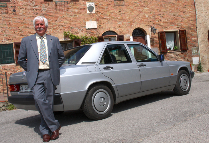 フォスコ・スタンゲリーニ氏と愛車の「メルセデス・ベンツ190E」。以下、2010年5月に撮影。