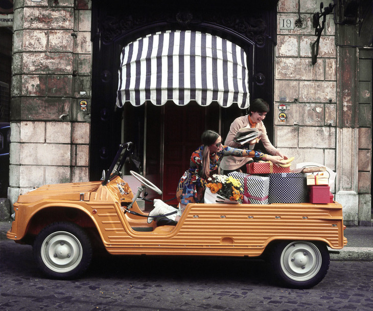 たとえ演出と分かっていても、今日の自動車カタログにはないピース感があふれている。1974年の写真。