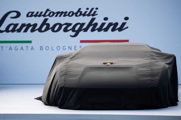 「クエイル モータースポーツ ギャザリング」の会場にて、アンベールを待つ「ランボルギーニ・カウンタックLPI800-4」。