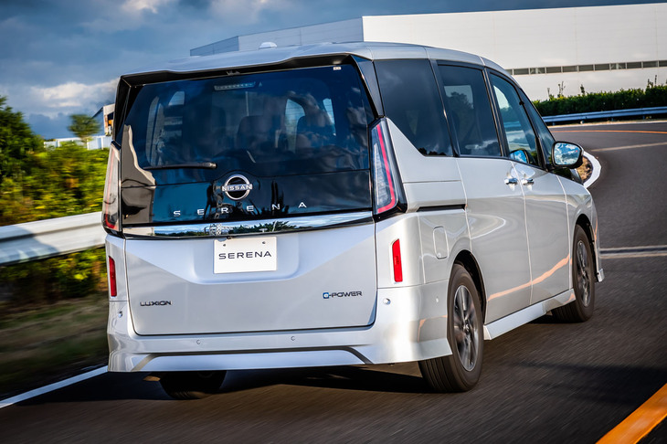 「セレナe-POWERルキシオン プロトタイプ」の走行シーン。