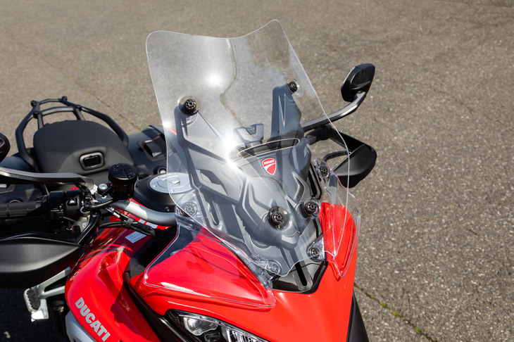 快適性の向上も「ムルティストラーダV4」の大きなトピック。簡単に高さ調整が可能なウインドシールドや、ライダーの足元に風を送って快適性を高めるウイングなどが装備される。