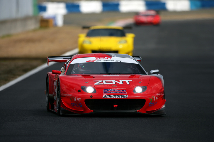 全日本GT選手権は2005年にJAFの管轄を離れ、SUPER GTとして再スタートを切る。写真はSUPER GT初年度のドライバーズタイトルを獲得した立川祐路／高木虎之介組の「ZENTセルモ スープラ」。