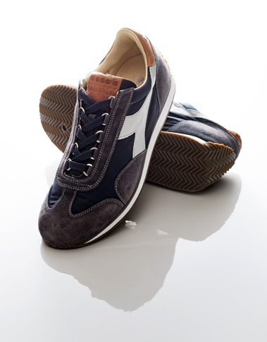 1975年モデルのデザインを復刻したアッパー部分が特徴。踵のレザー部分には刺しゅうでブランド名が入れられるなど、クラフトマンシップを感じさせるディテールも魅力となっている。