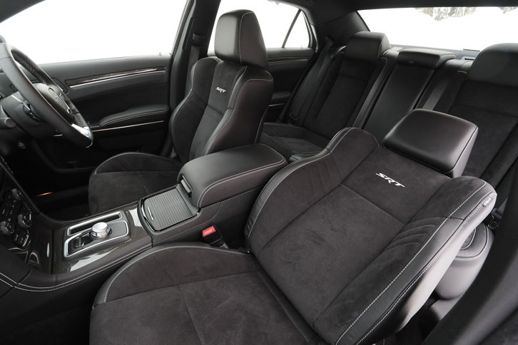 「300 SRT8」には、イタリア・ポルトローナ フラウ社の“フォリーニョ”レザーインテリアトリムが採用されている。