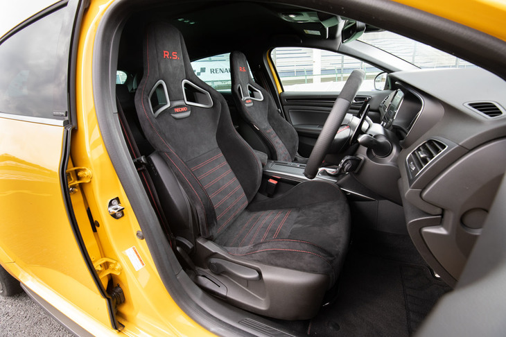 日本仕様の「トロフィー」では、本国仕様ではオプションとなるレカロ製のバケットシートが標準装備となる。