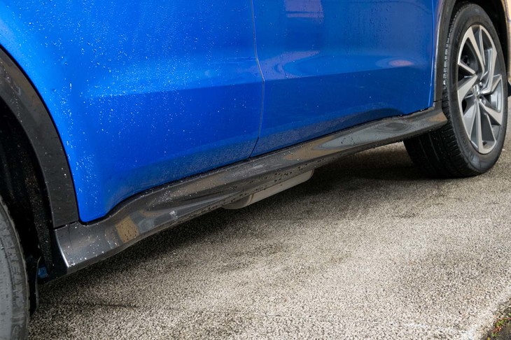 ボディーサイドのガーニッシュは「RS」「ハイブリッドRS」と同形状だが、カラーリングはクリスタルブラックからグレーメタリックへと変更されている。