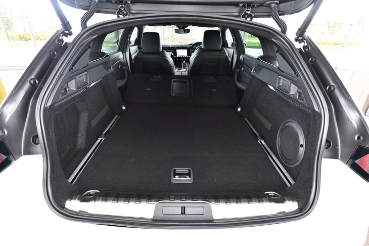 後席を倒して荷室を最大化した状態。後席の背もたれ部分には、若干の傾斜が残る。