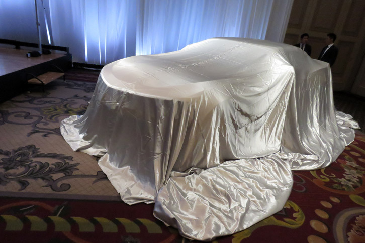 ベールをまとった状態で、日本公開を待つ新型「シボレー・カマロ」。