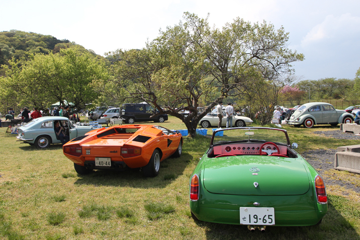 こちらには、（右から）「MGB」、「ランボルギーニ・カウンタックLP400」、そして「ホンダS600クーペ」というランダムな3台が。