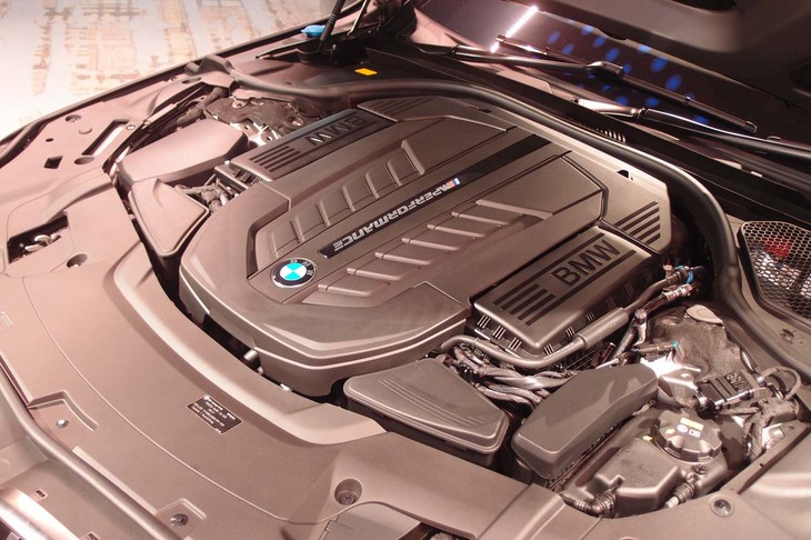 「760Li xDrive V12エクセレンス」の12気筒エンジン。最高出力609ps、最大トルク850Nmを発生する。
