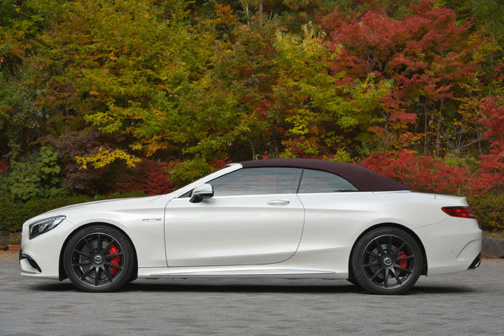 ソフトトップは、クローズドの状態からおよそ20秒で全開にできる。車外からリモコンキーを使っての開閉も可能。（写真をクリックすると、ルーフのオープン動作が見られます）