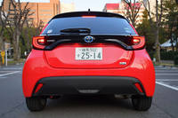 「ヤリス ハイブリッド」のリアビュー。