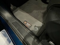 時流に従い、インテリアには再生素材を多用。そのアピールはフロアマットにも。