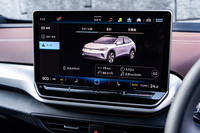 フォルクスワーゲン純正インフォテインメントシステム「Ready 2 Discover（レディートゥーディスカバー）」が全グレードに標準装備となり、モニターサイズを10インチから12インチへと拡大された。