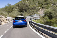 「MINIクーパーSE」が0-100km/h加速に要する時間は6.7秒。最高速は170km/hと公表される。