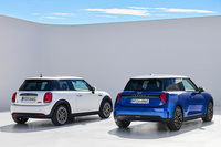 従来型（写真左）と新型（同右）の後ろ姿。全体を見てもディテールを見ても丸みを帯びていた従来型に対し、新型のオシリはややカクついている。