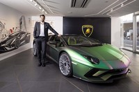 ランボルギーニ・ジャパンのヘッド・オブ・ジャパンを務めるダビデ・スフレコラさんと、12気筒のオープントップモデル「アヴェンタドールSロードスター」。スフレコラさんの同職就任は2020年9月だが、コロナ禍の影響で、2021年2月になってようやく日本に着任した。