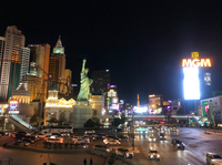 「iPhone X」による夜景。拡大すると奥の建物などはかなり粗いが、スナップやSNSの用途には十分であろう。