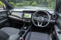 ダッシュボードにはステッチ入りのレザー調素材が貼られる。センターコンソールはデザイン変更とともに全体がフラットなつくりになった。