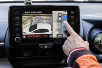 試乗車にオプション装備されていた駐車支援システム「トヨタチームメイト アドバンストパーク」を操作する様子。駐車場所の位置決めはタッチパネルを介して簡単に行える。