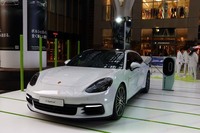 ポルシェのクリスマスイベントに市川海老蔵が登場