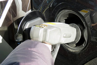 急速に減少を続けるガソリンスタンド。あるいは日本におけるEVの普及は、「近所にガソリンスタンドがなくなった」という切実な理由を持つユーザーから進んでいくのかもしれない。