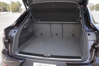 荷室の容量は625～1540リッター。「カイエン」の770～1710リッターと比べると相応に狭くなっているが、絶対的には十分な広さだ。