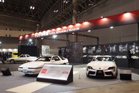 「Neo Classic 80's」をテーマとするトヨタ博物館のブース。左は「スープラ3.0GT」（MA70型／1988年）、右が最新の「スープラRZ」（A90型）