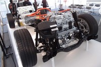 新型「ミライ」のベアシャシー（写真手前が車体前方）。先代では前席の下にあったFCスタックをフロントボンネット下に移設するなどして、乗員の居住性を向上させた。